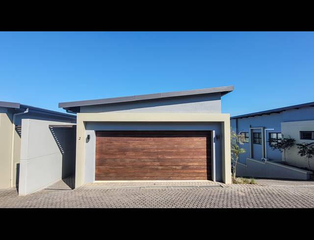 3 BEDROOM TOWNHOUSE FOR SALE IN PALM LAKES ESTATE